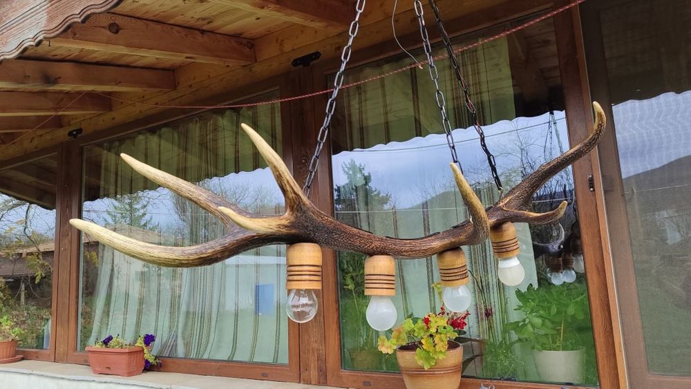 Ръчно изработен полилей от еленови рога с ръчно изработени дървени чаш