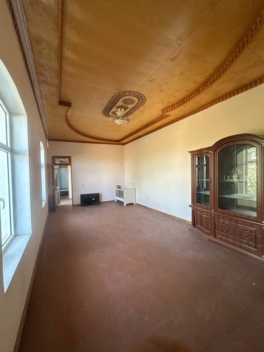 Назарбек Постидан 3-4 км 11 сотик 9 та хона