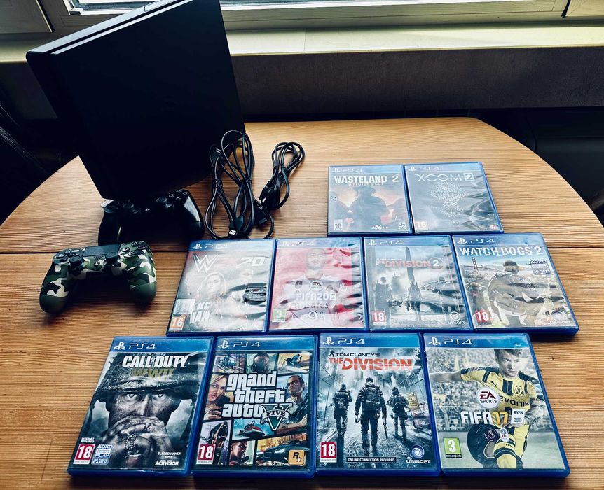 Конзола PlayStation 4 с 2 Джойстика и 10 Игри – Всичко в Комплект !