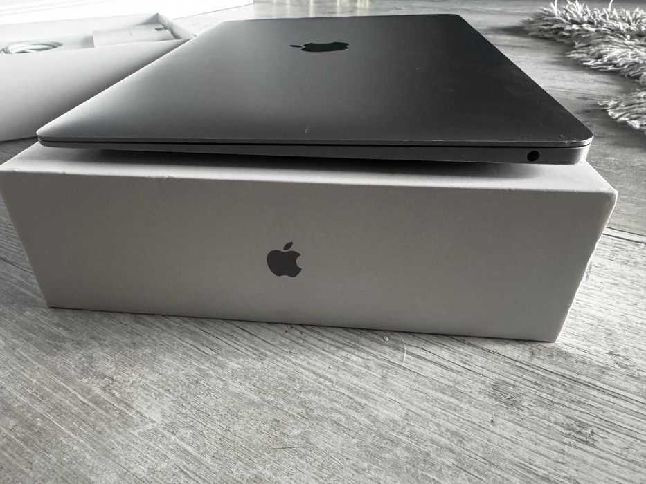 MacBook Air 13.3 inch retina display Procesor Apple M1 chip - full box