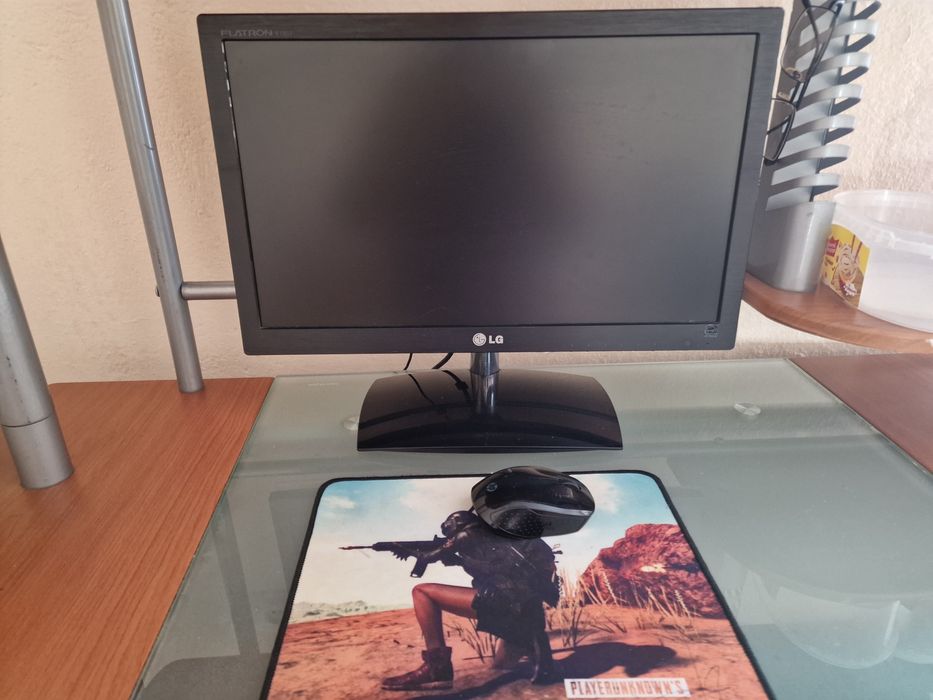 Компьютер со столом и креслом