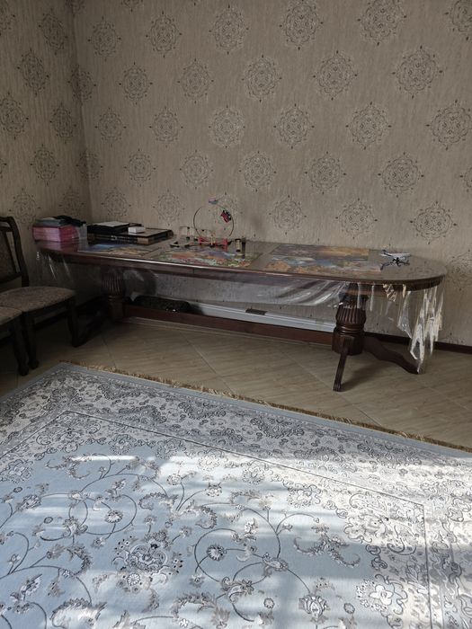 Стол со стульями в гостиную