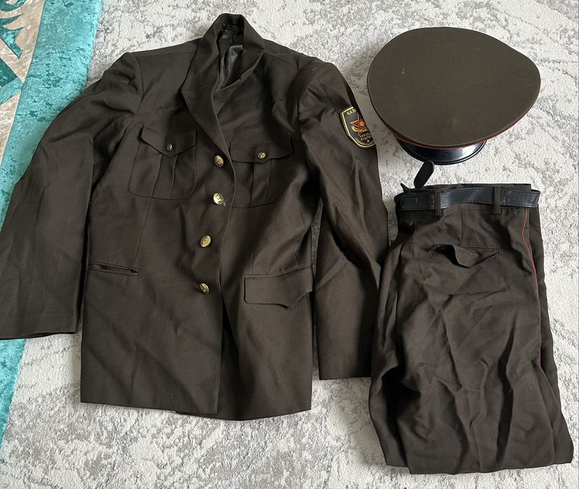 Военный костюм сатылады.