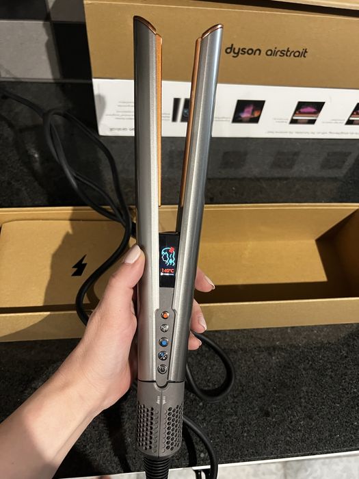 Продавам напълно оригинална Dyson Airstrait Nickel/Copper