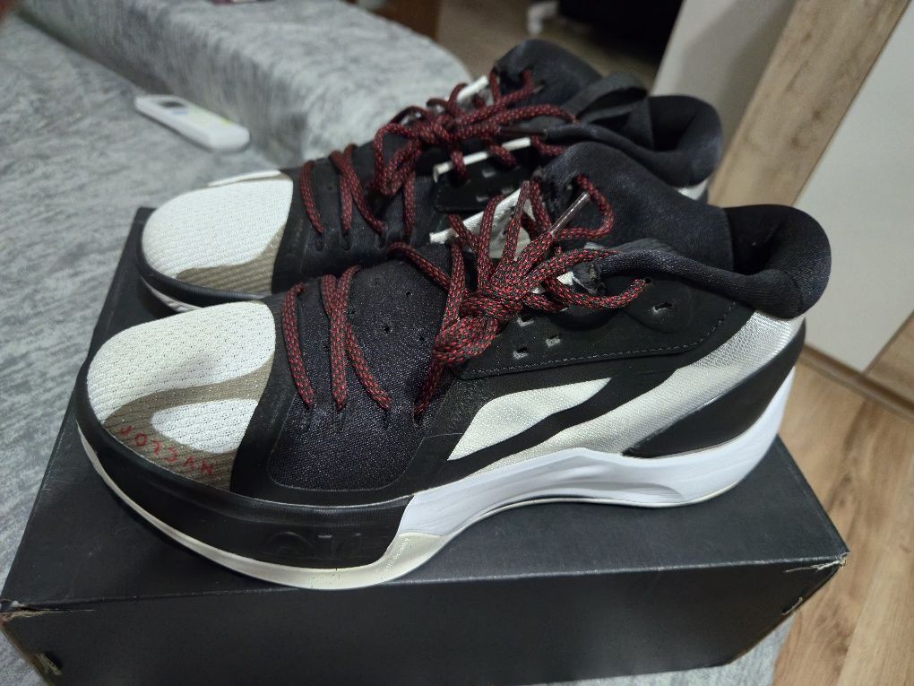Adidași Jordan Zoom Separate