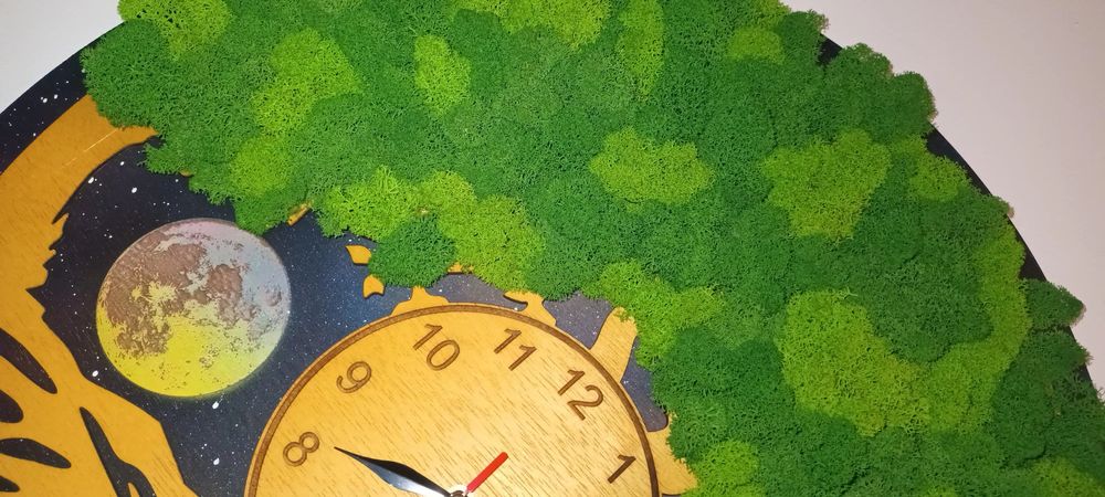 Vand tablou copacul vietii cu licheni și ceas central.