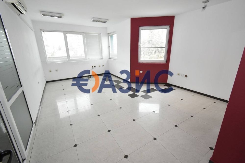 Етаж на сграда / първи над партера / в центъра на Слънчев бряг, 213 кв