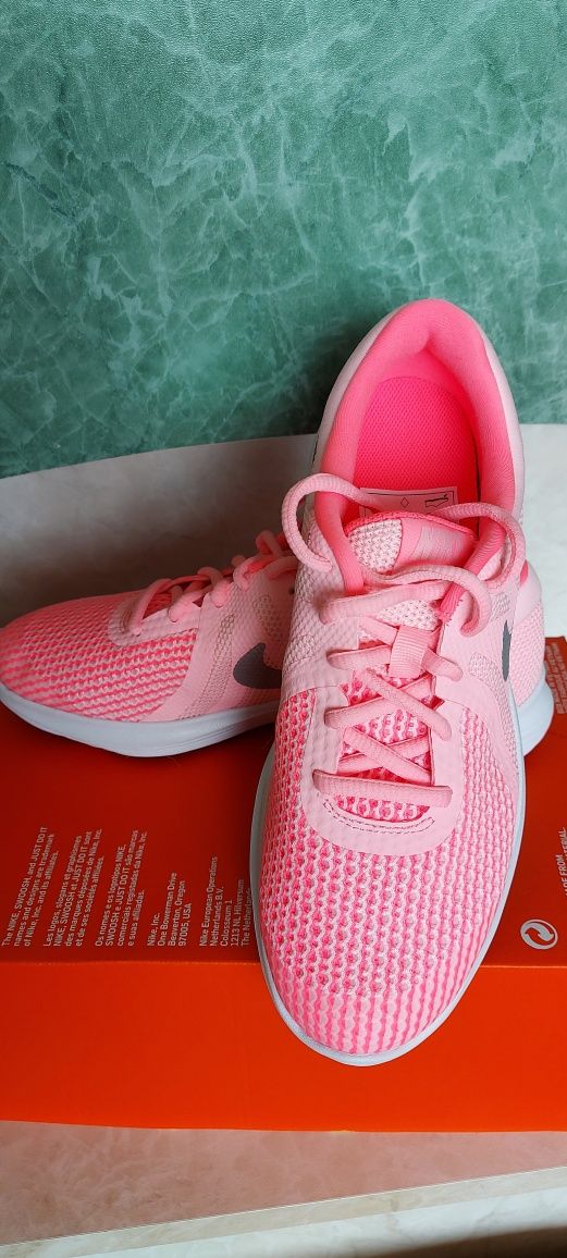 Нови оригинални дамски маратонки Nike