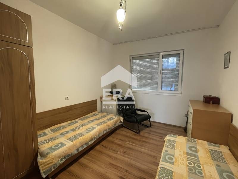 Отдава се под наем 2-стаен апартамент в центъра