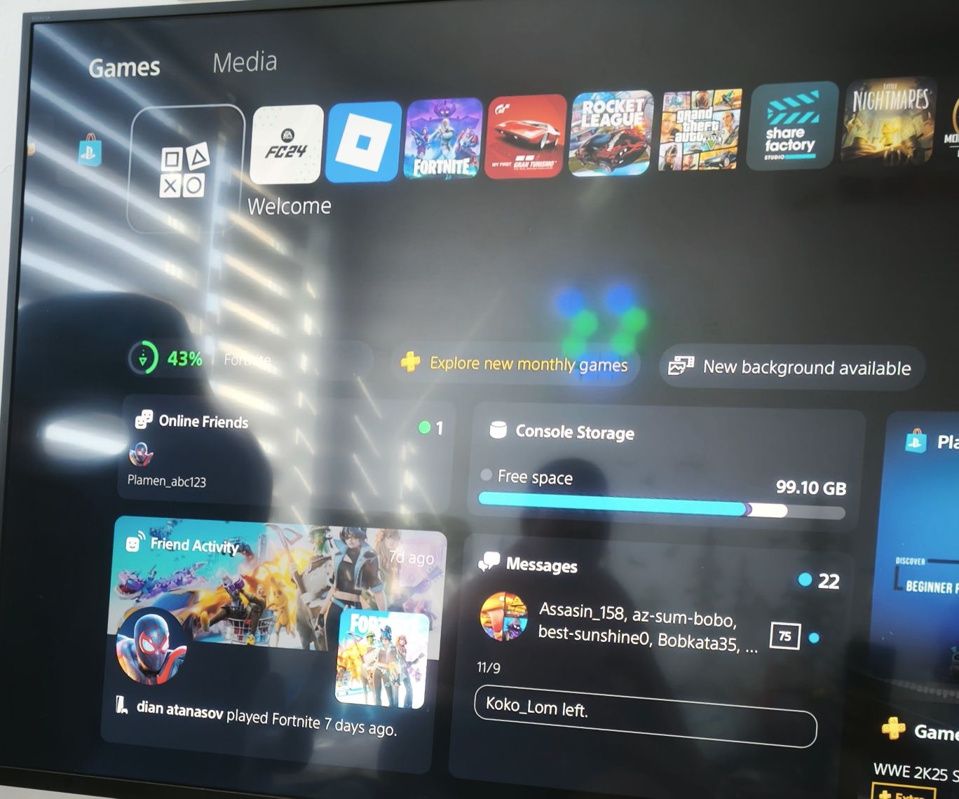 Продаваме PlayStation 5 с два джойстика