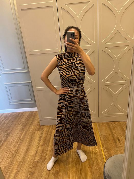 Новое платье с принтом зебра