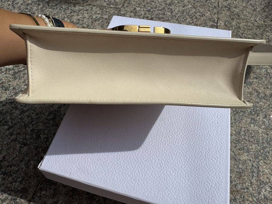 Dior  montaigne dusty ivory