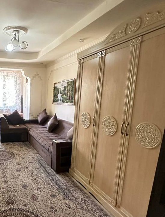 Чиланзар Ц квартал 2 комнаты 3 этаж  метро Чиланзар 400 метров