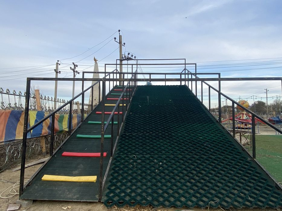 горка аттракцион, каток, карусель