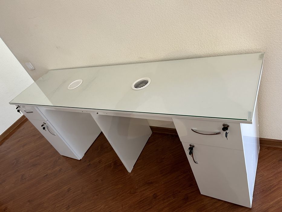 Маникюрный стол со стеклом в отличном состоянии