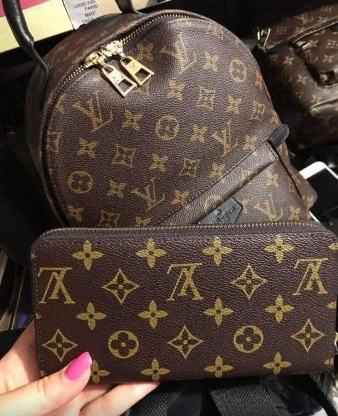 Set Louis Vuitton (3 articole),rucsac+portofel+curea,saculet,etichetă