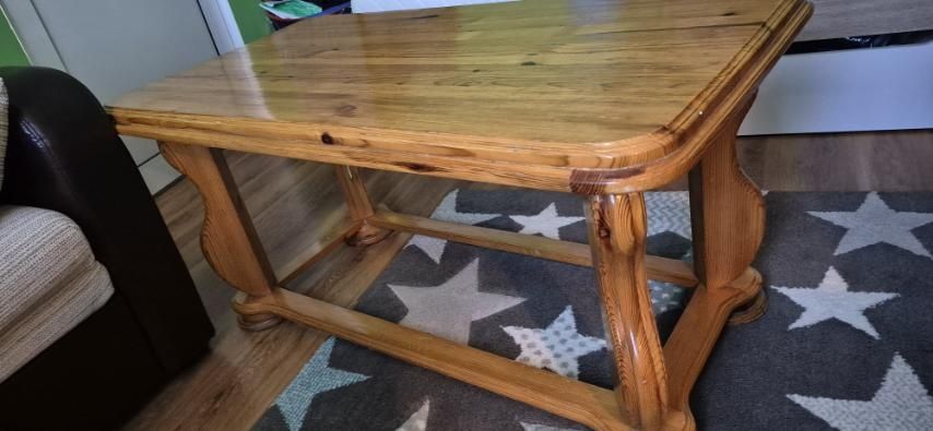 Продавам хола маса от дърво.