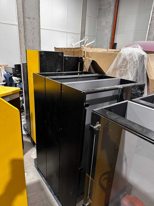 Модулни витрини с LED осветление и стъклени рафтове – със заключване