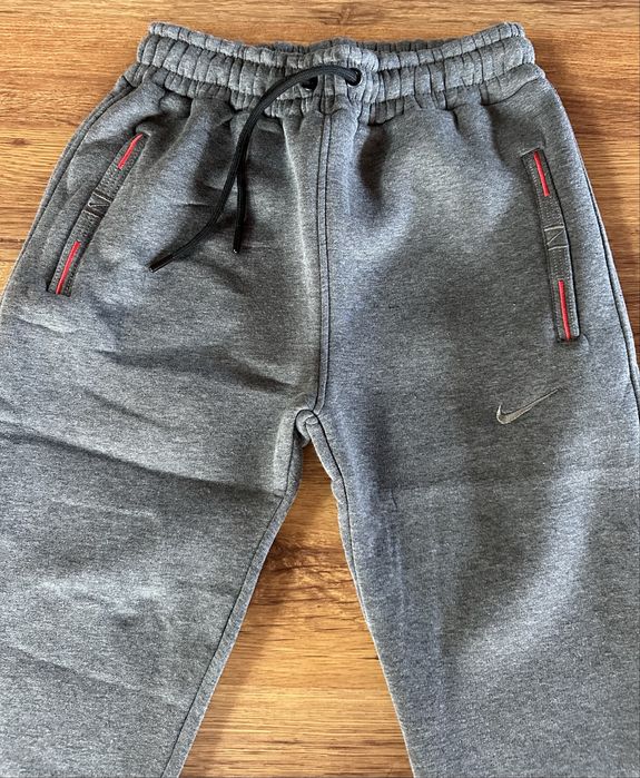 Мъжко,сиво,ватирано долнище Nike с ципове на джобовете