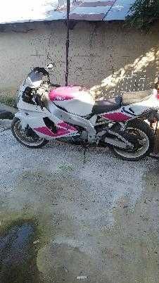 yamaha yzf   de vanzare  750 cc   porneste