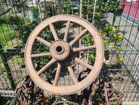 Roată de lemn veche – decor rustic / vintage