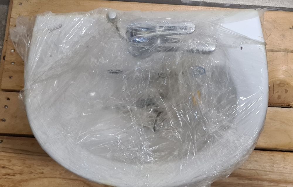 Малка порцеланова мивка в комплект със смесител и меки връзки