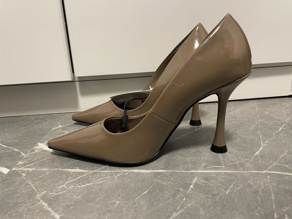 Обувки с висок ток и остър връх