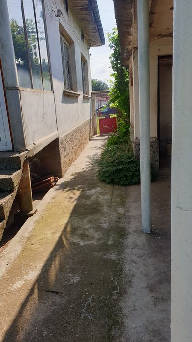 Продавам къща с двор