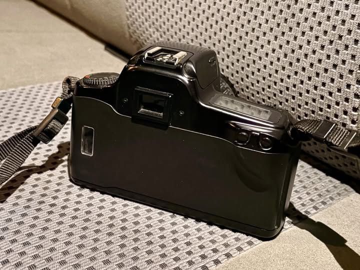 Фотоапарат Canon EOS1000F