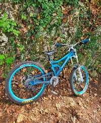 Bicicletă Downhill Rocky Mountain Slayer modificat