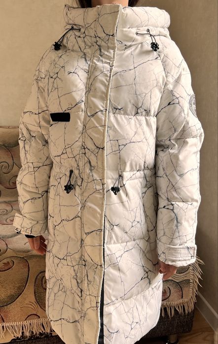 Продам пуховик на девочку (размер 152)