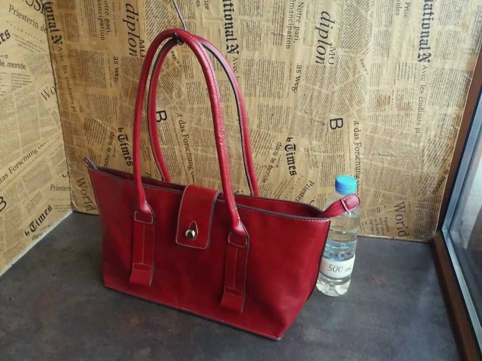 червена чанта с две дръжки