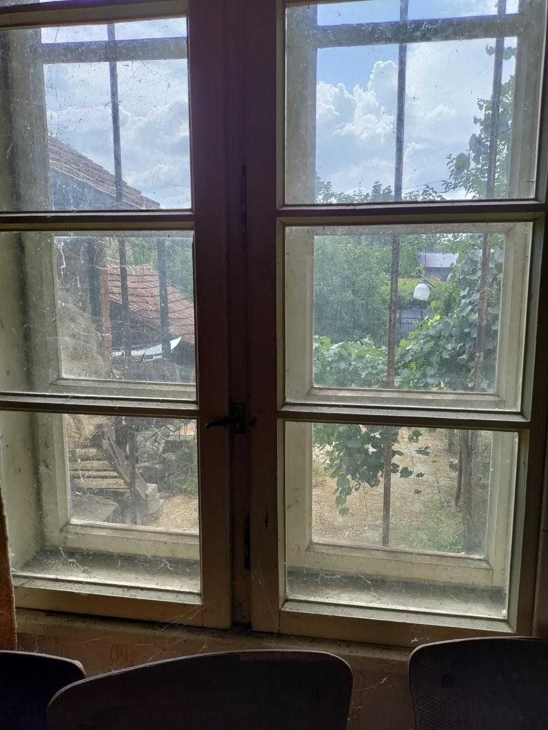 Продавам селска къща с голям двор и градина в с. Радовене/Роман