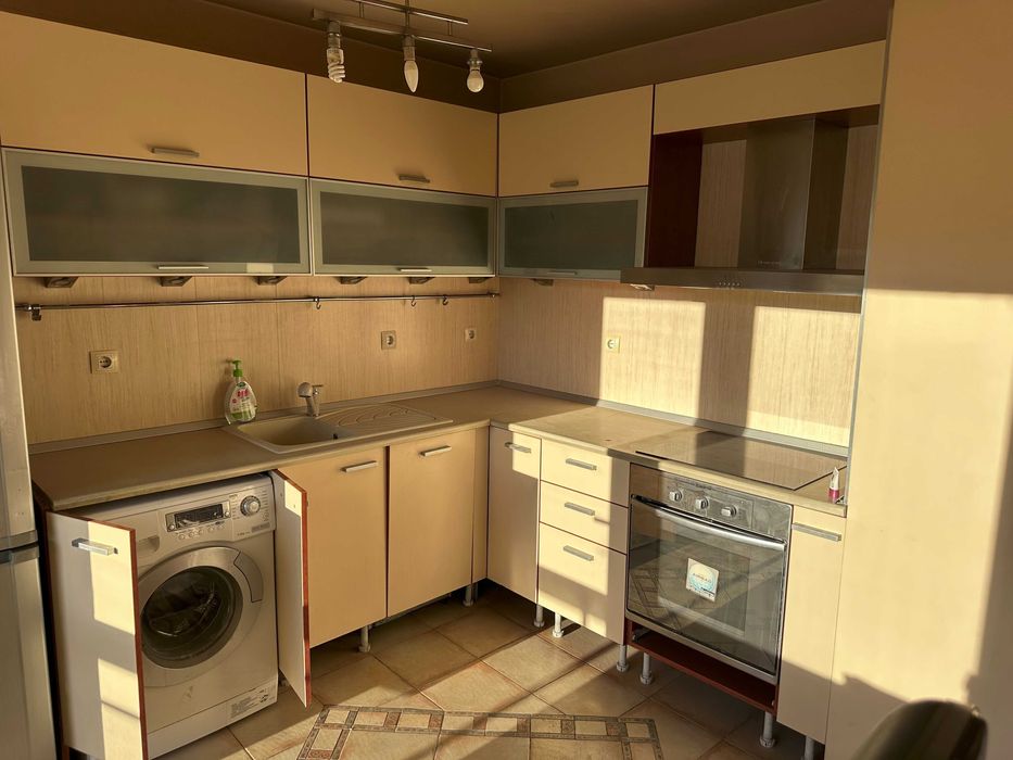 Кухненски шкафове /без уредите/,диван и шкаф за баня