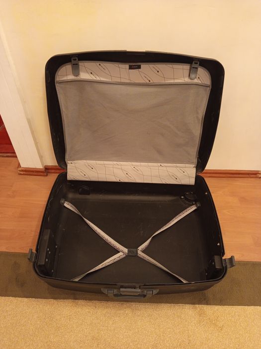 Продаётся . Чемодан .