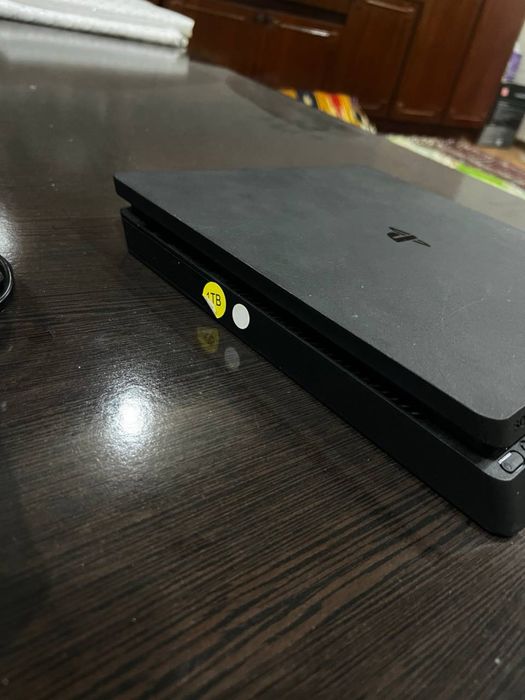 Play station 4 slim 1TB.
