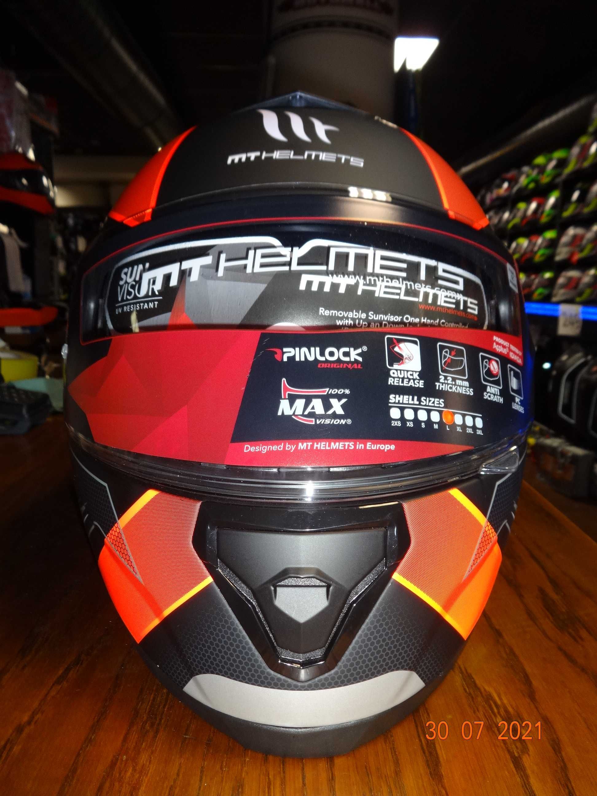 каска MT Helmets Thunder 3 SV пистова мото каска с тъмни очила