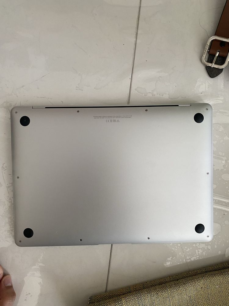 Продам Macbook 13 M1 8/256 идеал