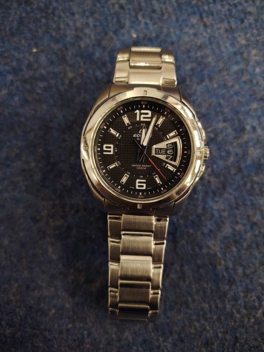 Продавам часовник CASIO!