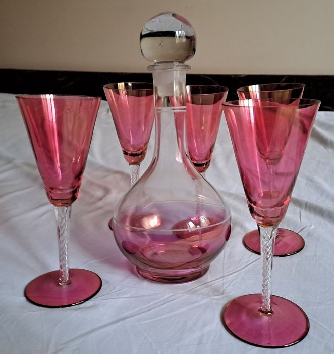 Carafa si 5 pahare din sticla roz