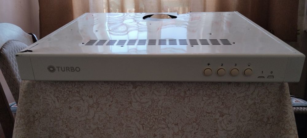 Вытяжка Turbo на кухню в рабочем состоянии.