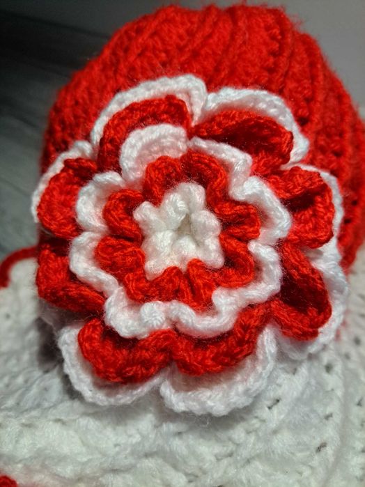 Ръчно плетена шапка двуцветна модел мартеница федора с голямо цвете