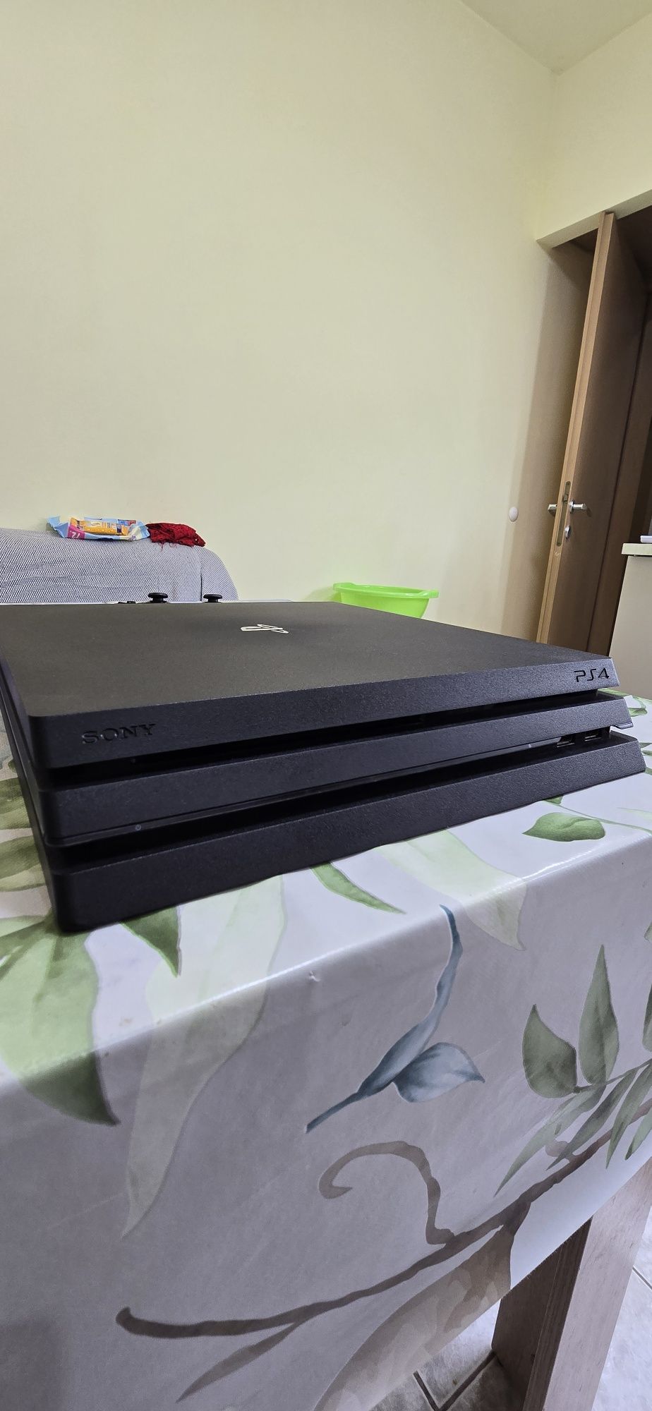 Продавам Sony PlayStation 4 в отлично състояние,  в комплект с 8 игри.