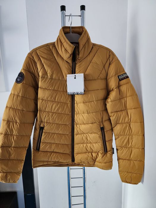 Geaca Napapijri, noua cu eticheta