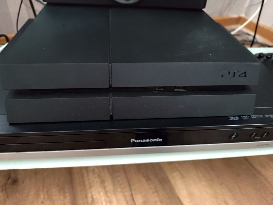 Playstation 4 със зарядно и два джойстика