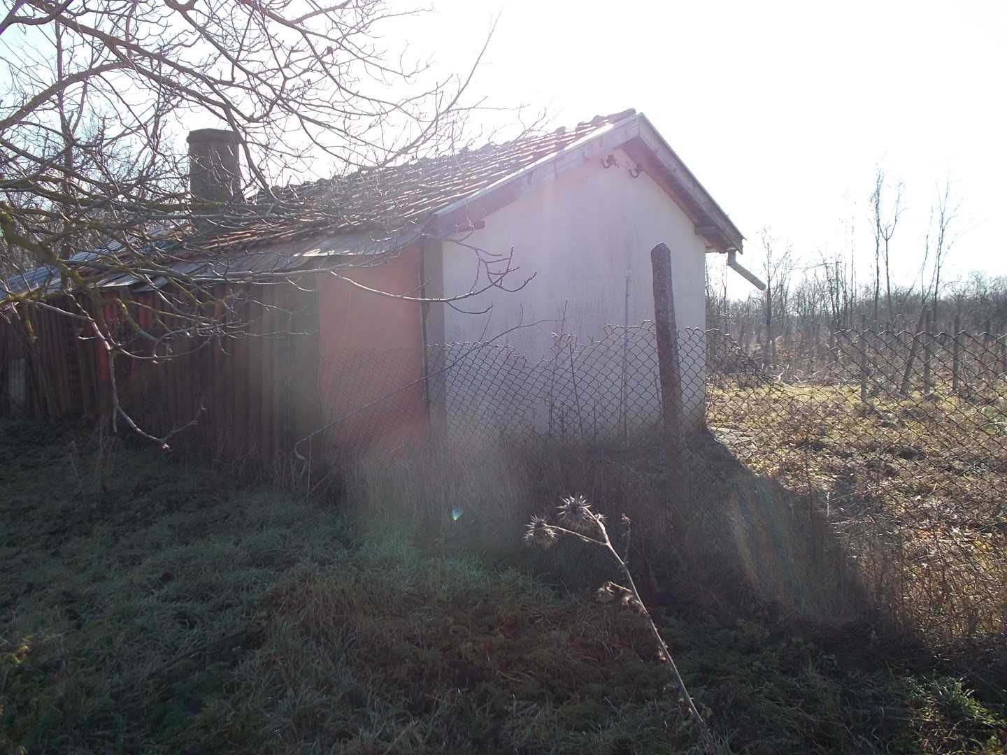 Продавам двуетажна къща с. Методиево