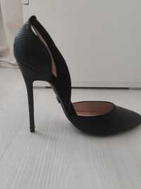 Елегантни черни обувки