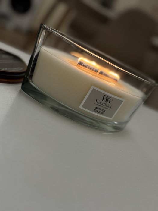 НОВА Ароматна свещ с дървен фитил Woodwick