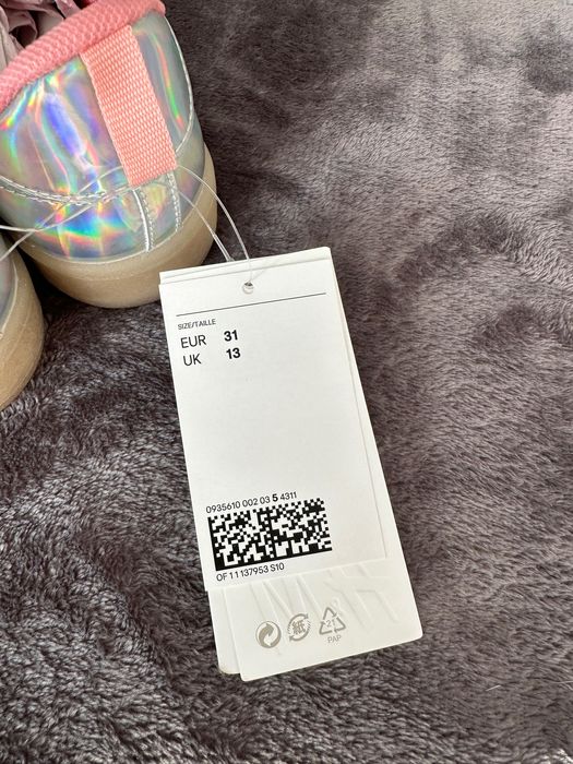 Adidași pentru copii H&M cu imaginea unui unicorn.
Mărimea 31.