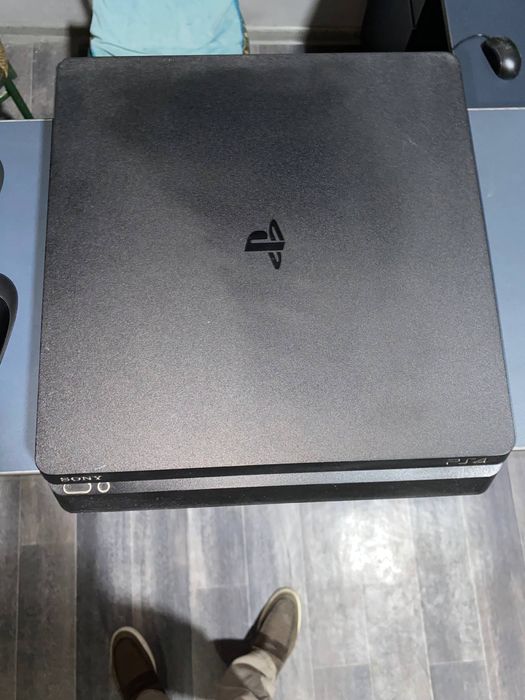 Продам PS4 Slim 1TB — 3 штуки (прошитые 10 игр) + 7 джойстиков